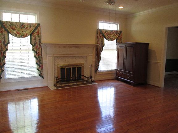 4th image of 205 Salisbury Cir