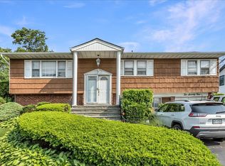 274 Central Park Rd, Plainview, NY 11803