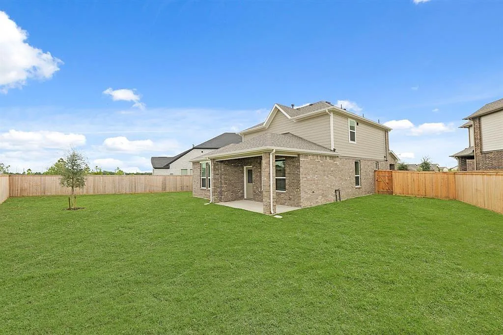4 bed, 2.5 bath, 2133 sqft, $2,800 — Photo 2