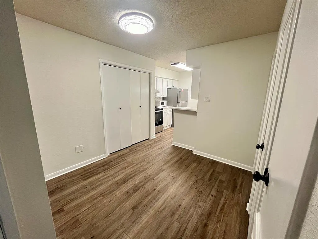 1 bed, 1.0 bath, 698 sqft, $950 — Photo 2
