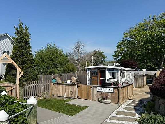 3rd image of 392F Gooseberry Rd #F