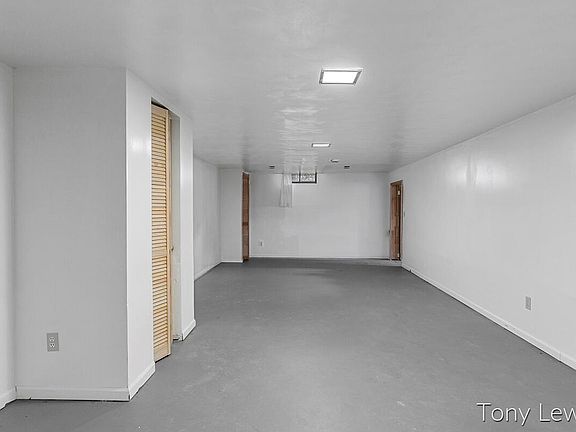 5th image of 1455 Carlton Ave NE
