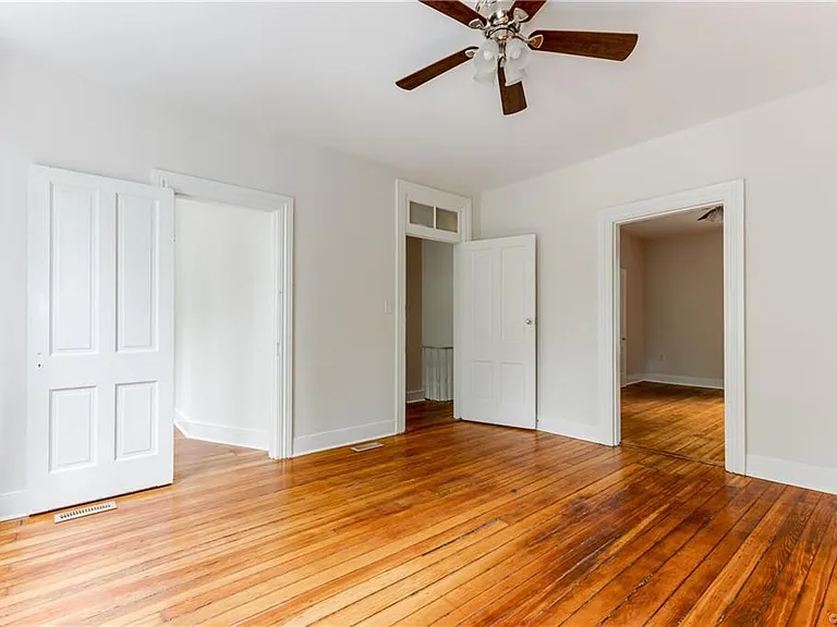upstairs front bedroom, walk in closet view
