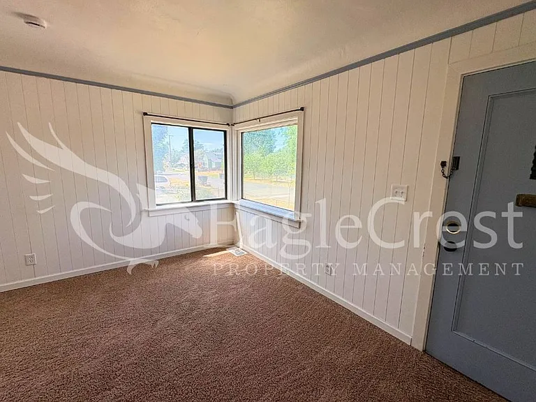 1001 W Chestnut St — Photo 9