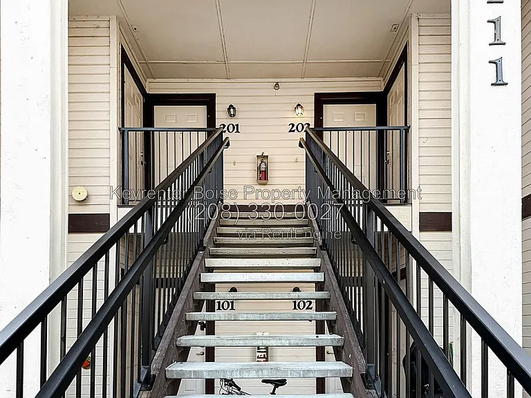 2111 E White Oak Ct #201 — Photo 2