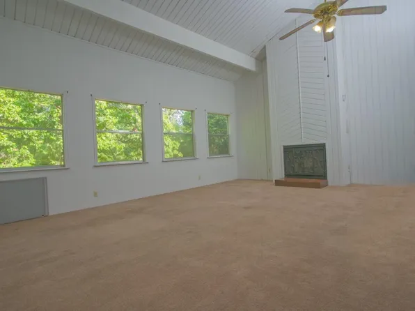 30 Lakeway St, Conroe, TX 77304