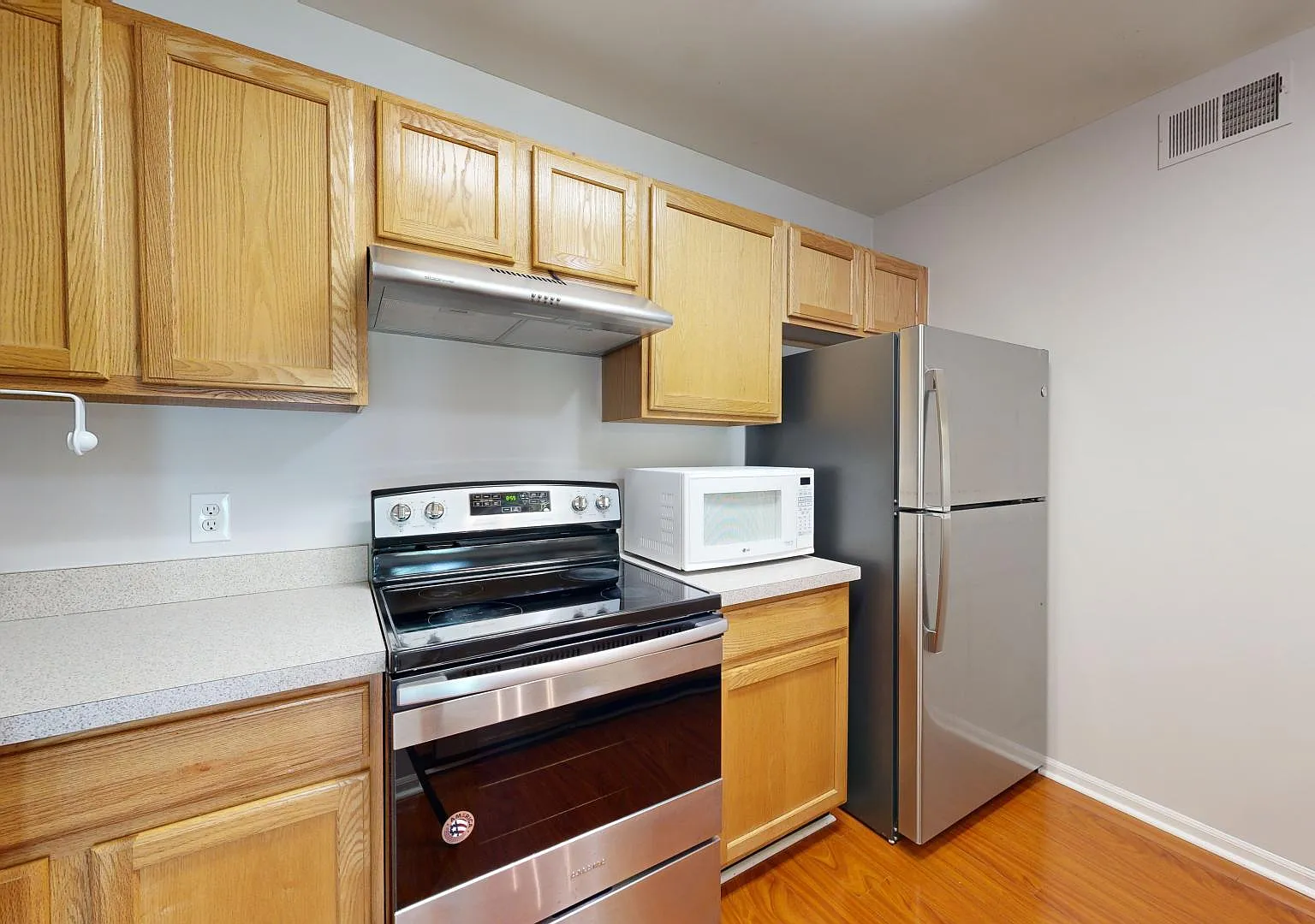 3 bed, 2.0 bath, 1236 sqft, $2,400 — Photo 2