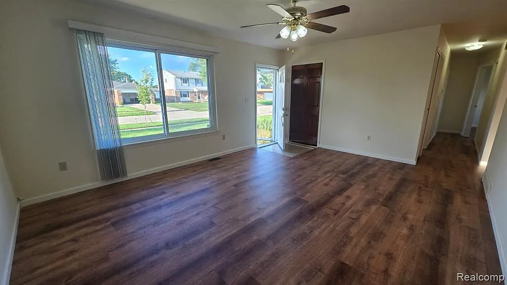 3 bed, 2.0 bath, 2438 sqft, $2,000 — Photo 2