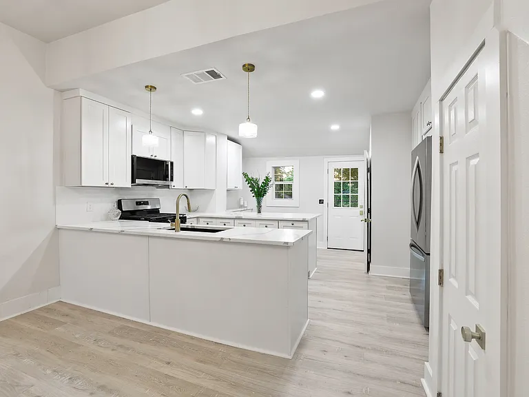 431 E Hull St — Photo 8
