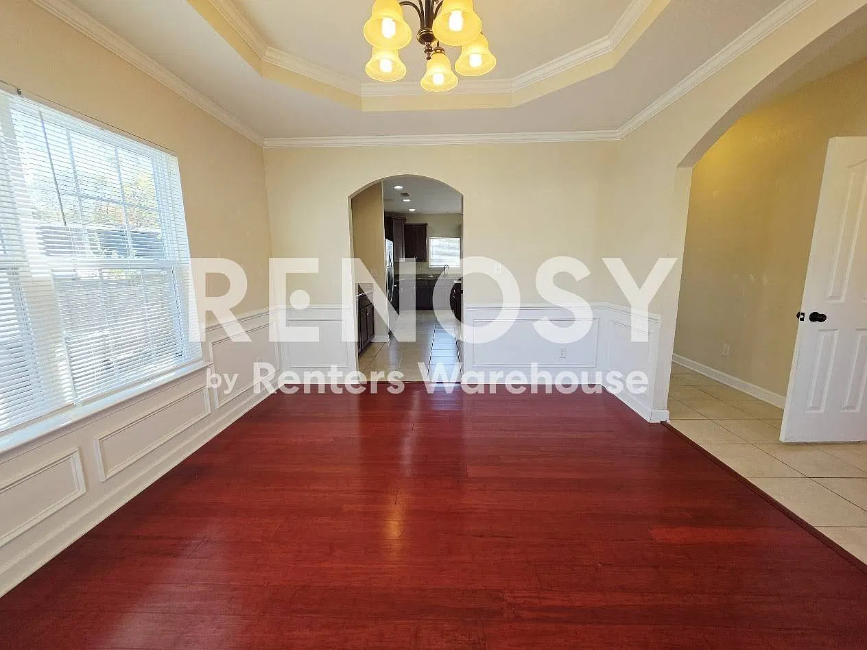 Stunning 4-Bedroom Home with Fenced Backyard and Deck! — Photo 4