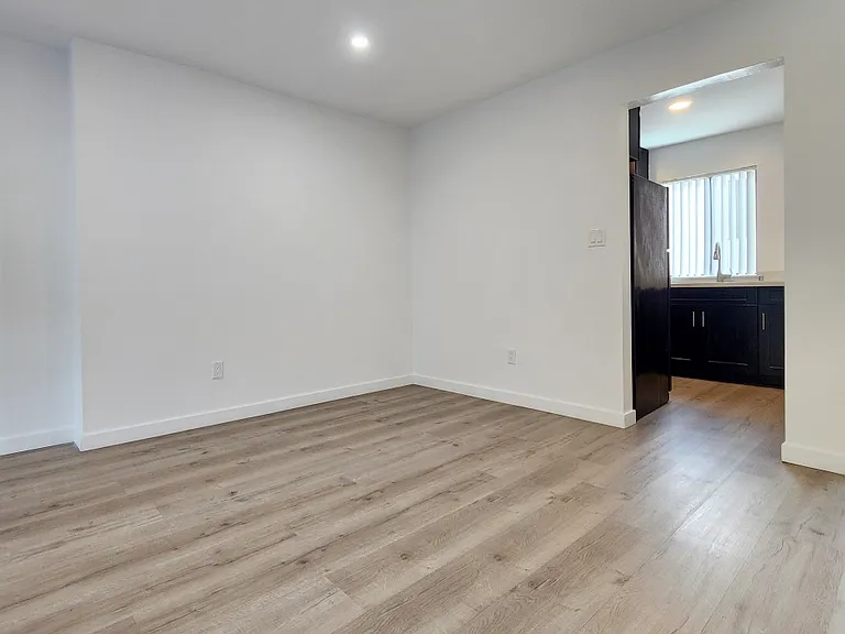 1535 Granville Ave #104 — Photo 16