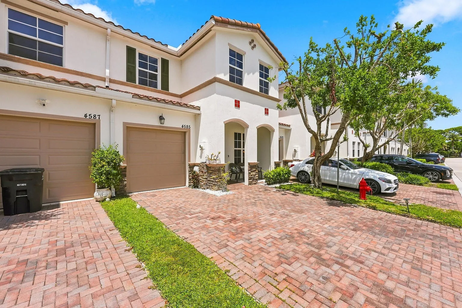 3 bed, 2.5 bath, 1806 sqft, $3,150 — Photo 2