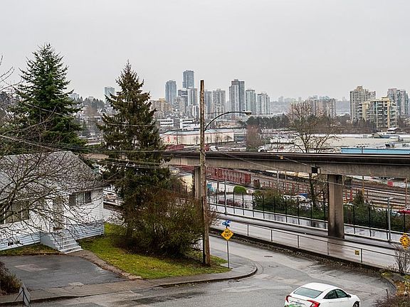 4th image of 528 16th St
