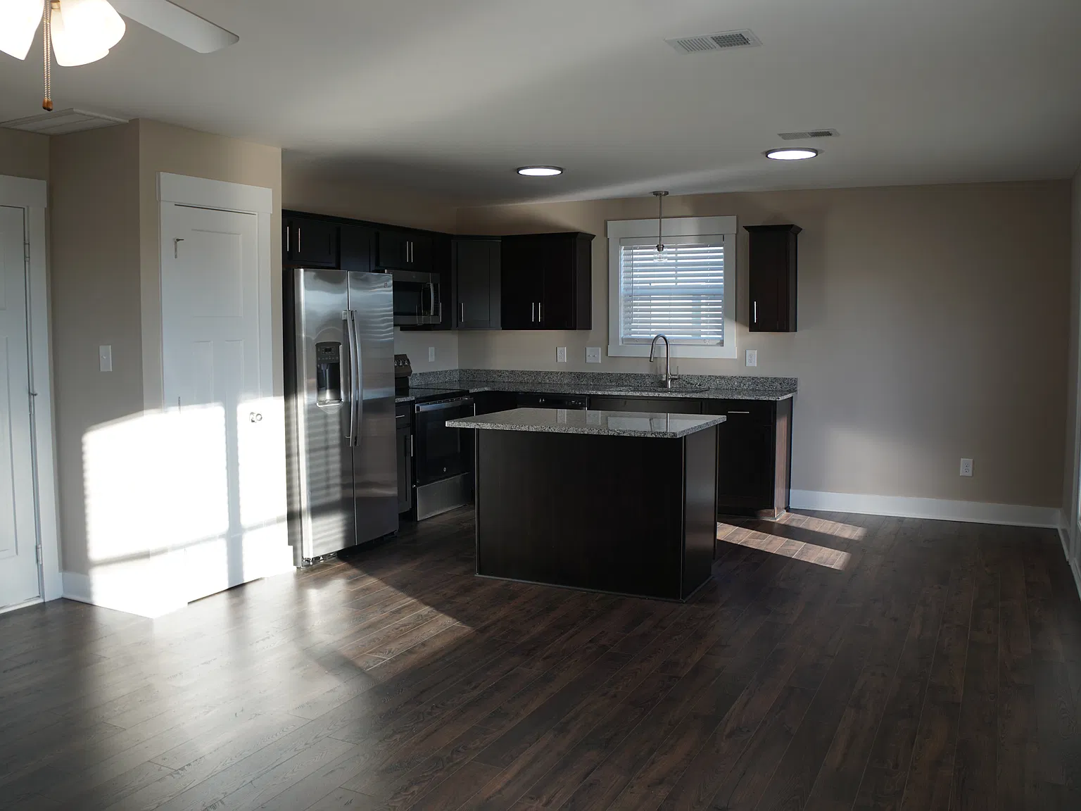 3 bed, 2.5 bath, 1600 sqft, $1,995 — Photo 4