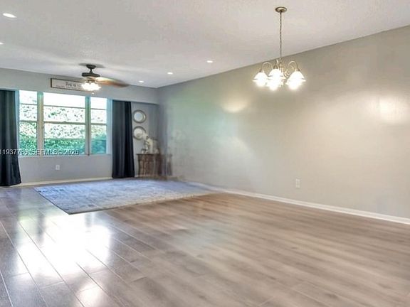 3rd image of 842 Banks Rd #R
