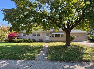 915 N McLean Blvd, Elgin, IL 60123