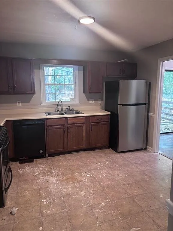 3 bed, 2.0 bath, 1344 sqft, $2,200 — Photo 3