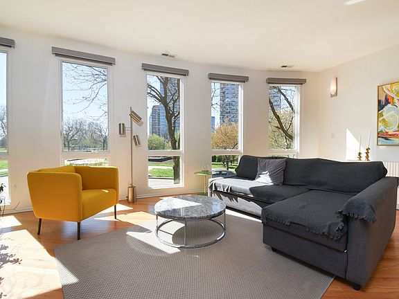 5th image of 1522 S Prairie Ave Unit I