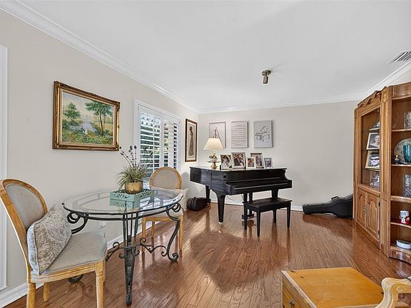 5th image of 823 WOODS COURT