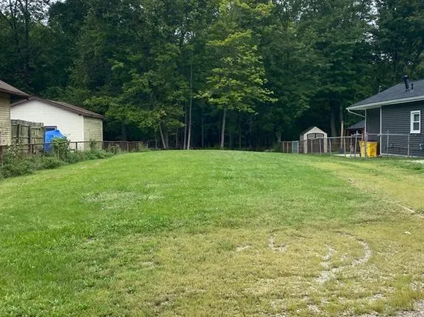 25486 8th St, Grosse Ile, MI 48138