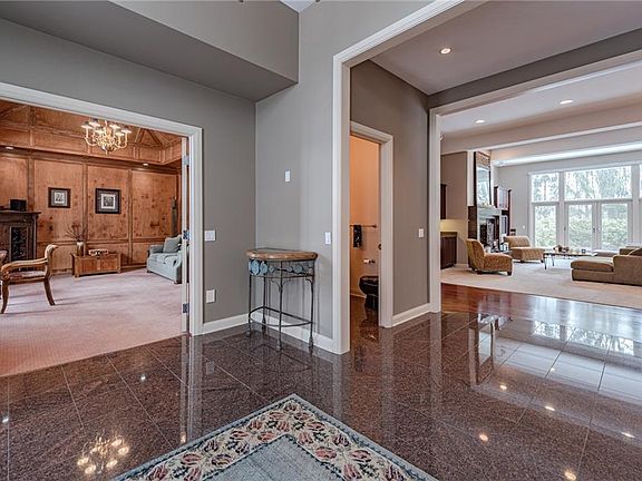 5th image of 310 Camden Ln