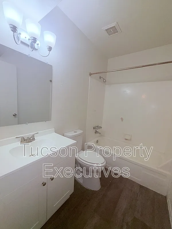 2 bed, 1.0 bath, 1000 sqft, $900 — Photo 3