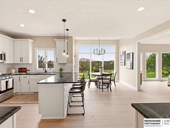 4th image of 917 Killarney Dr