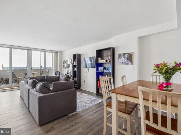 604 S Washington Sq, Philadelphia, PA