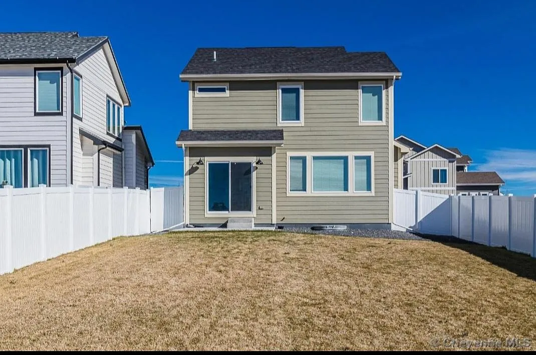 3 bed, 2.5 bath, 2200 sqft, $2,700 — Photo 2