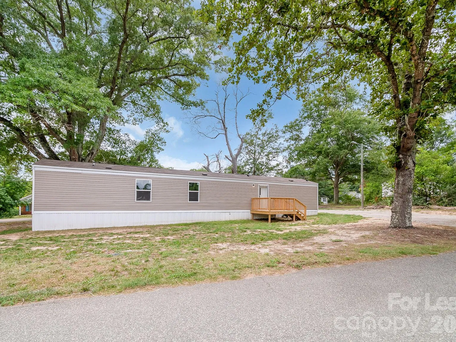 3 bed, 2.0 bath, 905 sqft, $1,600 — Photo 2