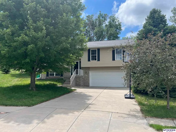 805 Columbine Cir, Hickman, NE 68372