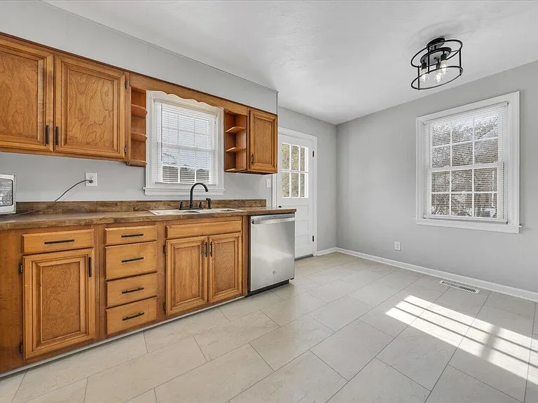 32 Upland Dr — Photo 9