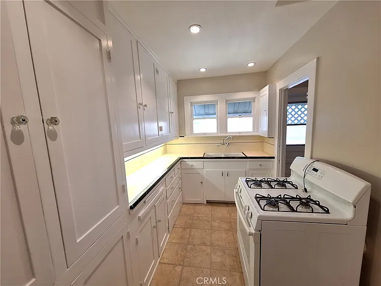 547 W Wilshire Ave — Photo 14