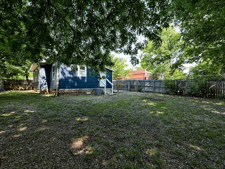 311 S Flood Ave — Photo 36