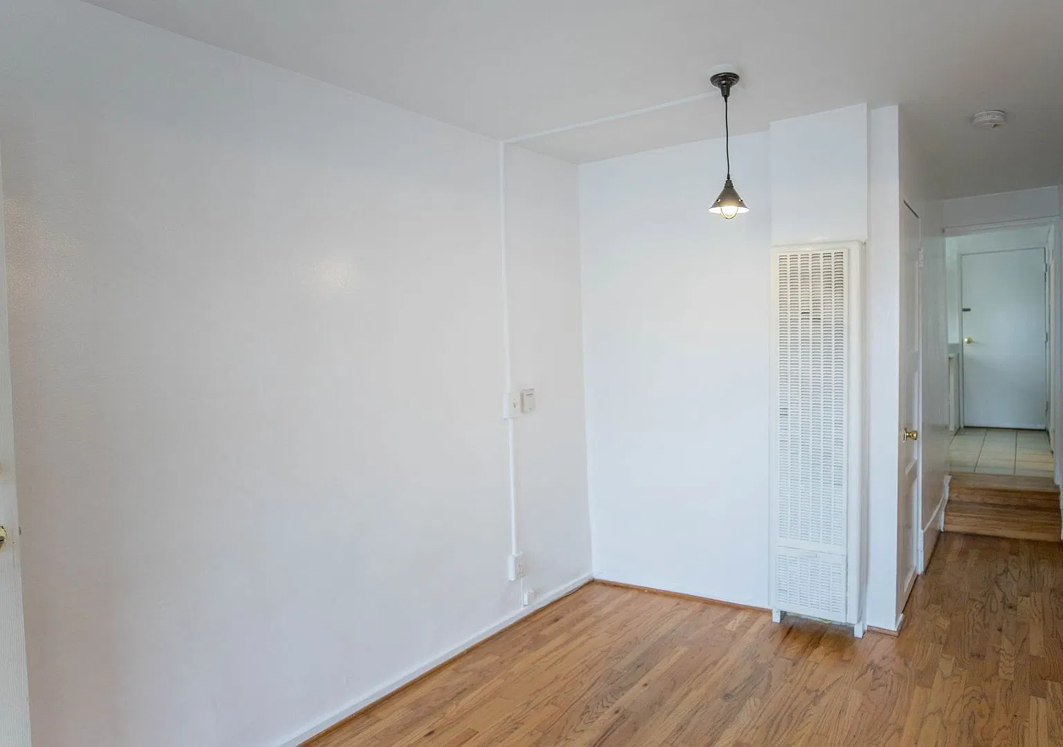 Charming Santa Monica 1+1 with Private Yard | In-Unit Laundry — Photo 3