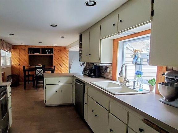 5th image of 47 Sweetbriar Dr