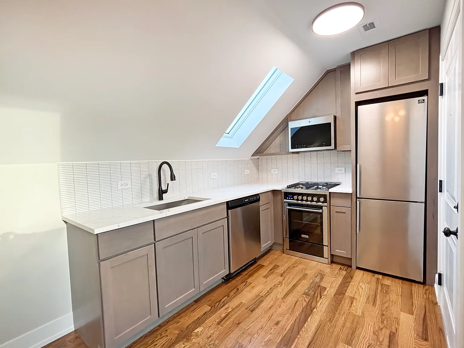 1 bed, 690 sqft, $1,595 — Photo 2