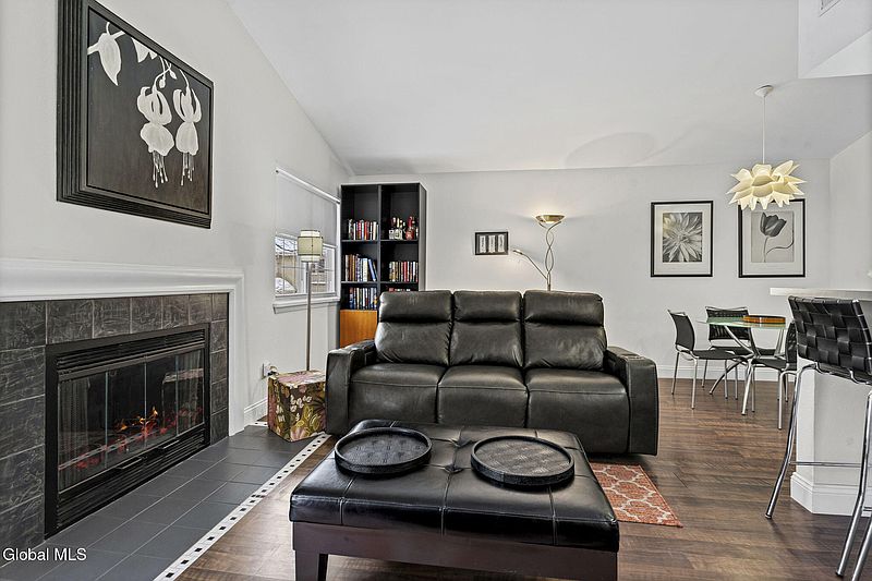 4th image of 212 Monmouth Way