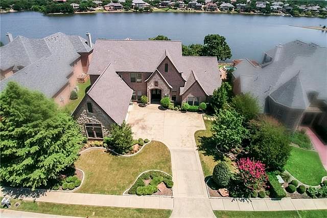 1st image of 3020 Lake Creek Dr