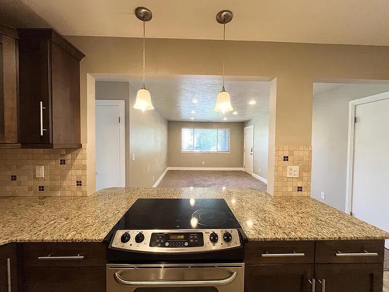 2 bed, 1.0 bath, 1050 sqft, $1,925 — Photo 3