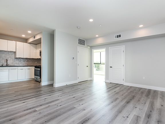 4th image of 14612 Calvert St #301