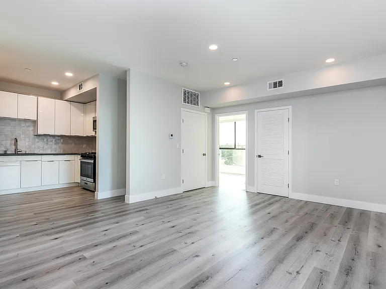 14612 Calvert St #301 — Photo 4