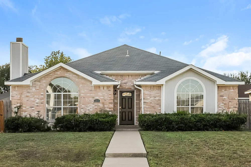 3 bed, 2.0 bath, 1415 sqft, $2,075 — Photo 1
