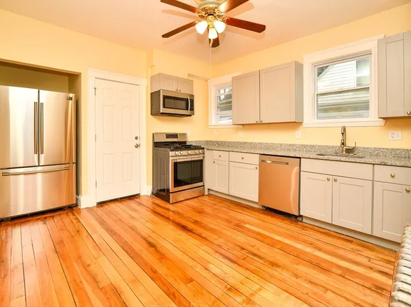 15 Vesta Rd Floor 3, Dorchester Center, MA 02124