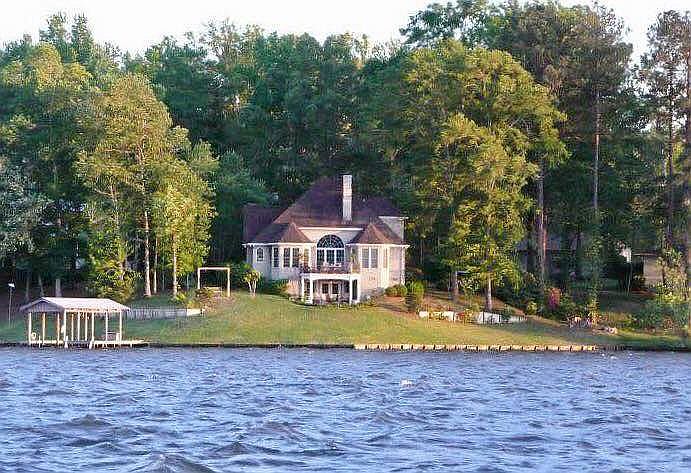boat house with lift
