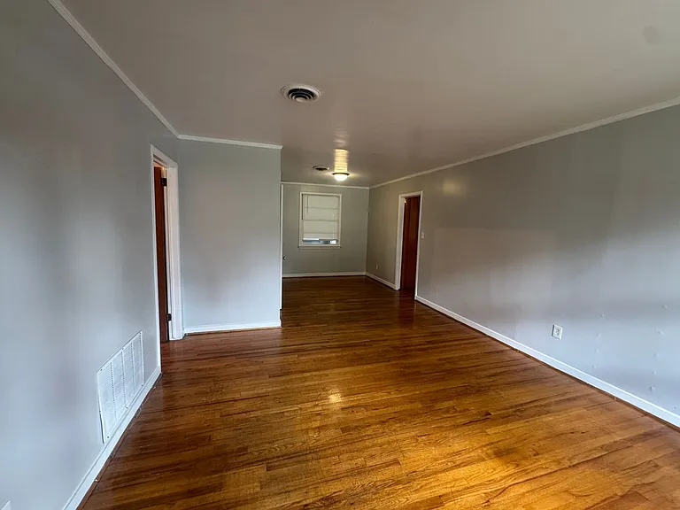 1143 Lakewood Dr — Photo 2