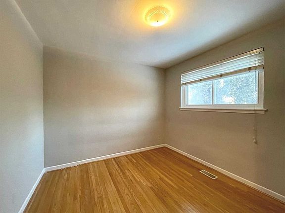 3rd image of 17 Valleycrest Ave