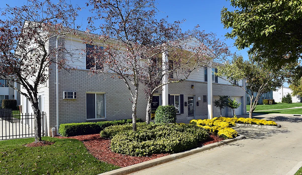 Sterling Park Apartments — Photo 2
