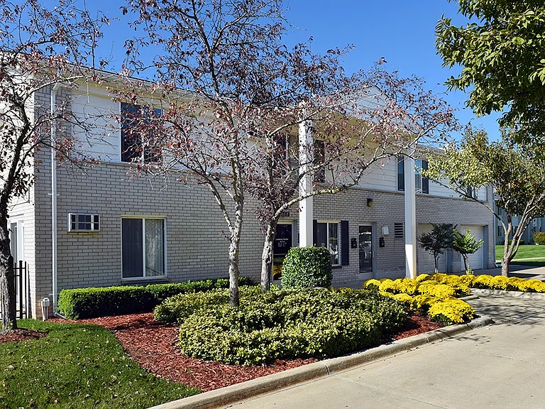 Sterling Park Apartments — Photo 2