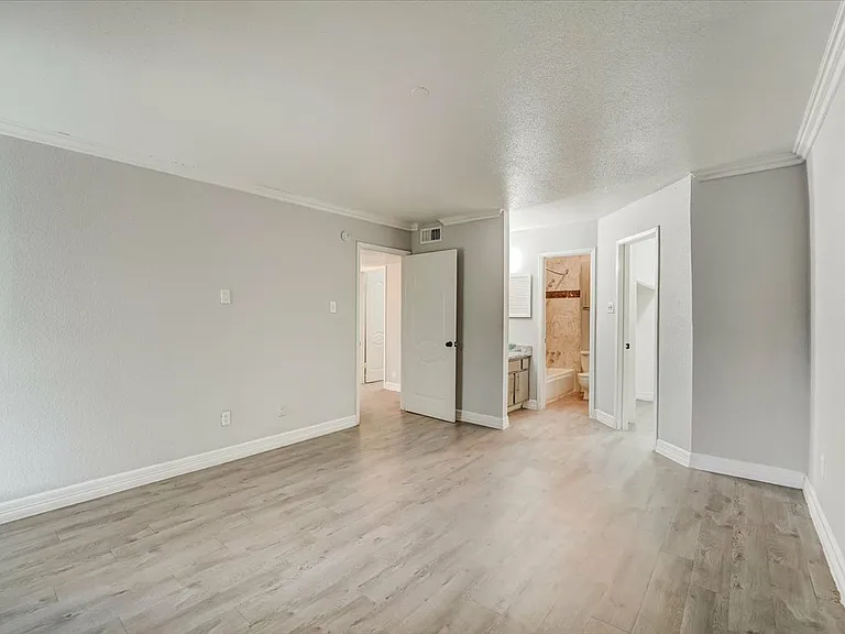 Del Mar Apartments — Photo 26